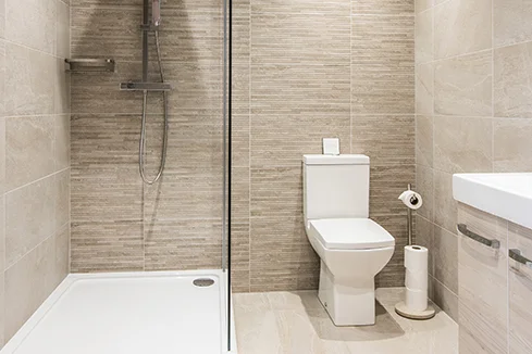 Modernes Badezimmer mit Dusche und Toilette